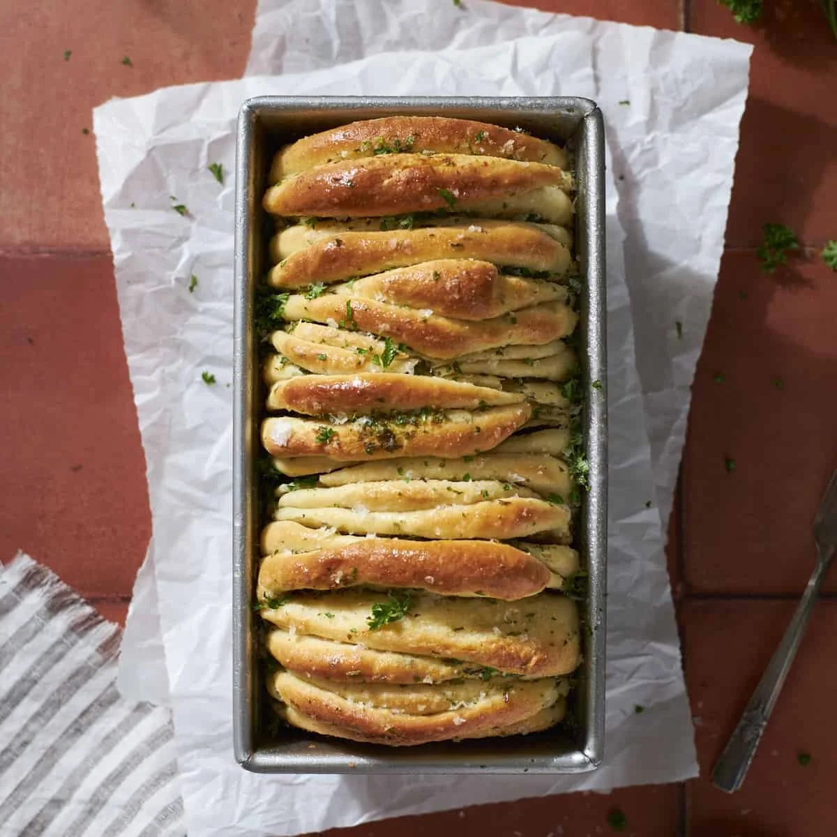 Garlic Sourdough Discard Pull-Apart Bread